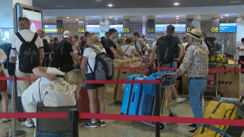 Imagem de Centenas a dormir no chão do Aeroporto da Madeira (vídeo)