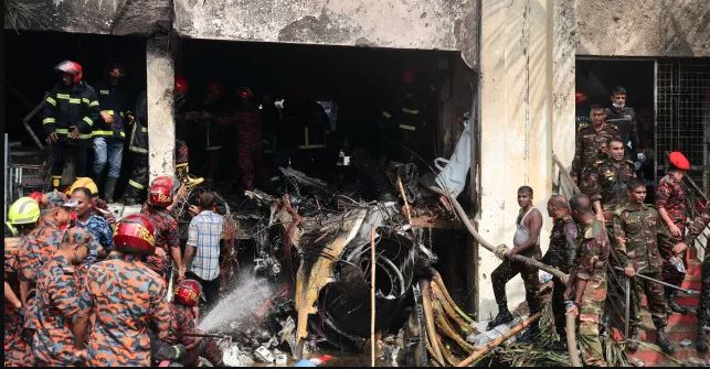Imagem de Queda de avião militar causa 19 mortos