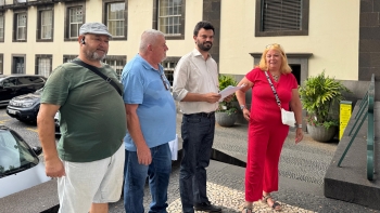 Imagem de CDU ao lado dos cidadãos na entrega de um abaixo assinado (áudio)