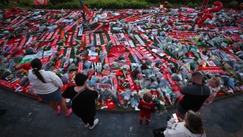 Imagem de Adeptos do Liverpool fazem fila para livro de condolências