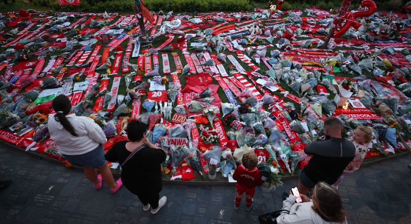 Imagem de Adeptos do Liverpool fazem fila para livro de condolências