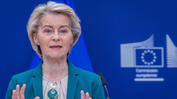 Imagem de UE suspende medidas retaliação contra EUA para negociar até 1 de agosto (vídeo)