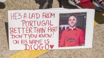 Imagem de Homenagem sentida antes e durante o primeiro jogo do Liverpool