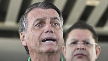 Imagem de Jair Bolsonaro com pulseira eletrónica por risco de fuga