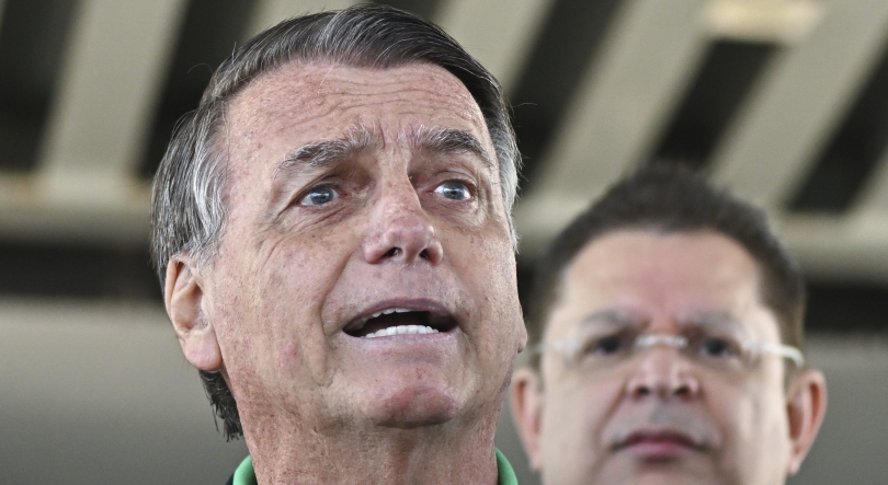Imagem de Jair Bolsonaro com pulseira eletrónica por risco de fuga