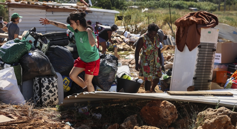 Imagem de Moradores no Talude Militar continuam em tendas, ação pública agendada para dia 30