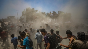 Imagem de Vários tumultos para recolher pacotes de ajuda humanitária em Gaza