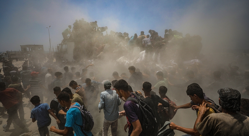 Imagem de Vários tumultos para recolher pacotes de ajuda humanitária em Gaza