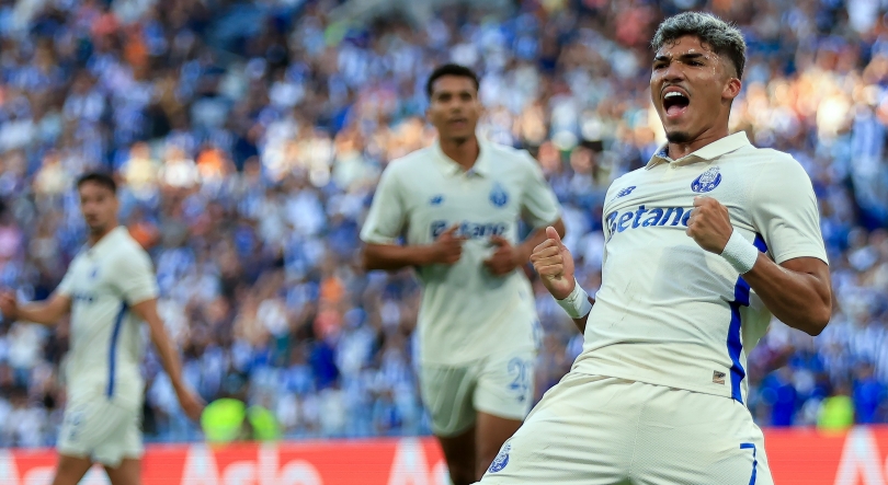 Imagem de FC Porto vence Twente em jogo particular com penálti aos 90+1