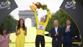 Imagem de Pogacar confirma o ‘tetra’ do Tour após 21.ª etapa ganha por Van Aert