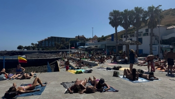 Imagem de Calor leva os madeirenses a banhos (vídeo)
