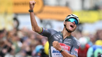 Imagem de Van der Poel bate Pogacar e veste a amarela