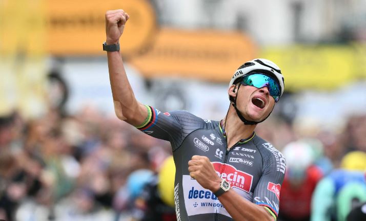 Imagem de Van der Poel bate Pogacar e veste a amarela