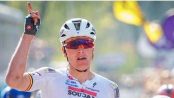 Imagem de Tim Merlier vence ao sprint etapa marcada por quedas