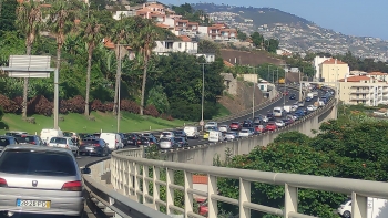 Imagem de Acidente deixa o trânsito lento na via rápida