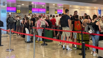 Imagem de Cancelados mais de 30 voos e 15 aviões divergiram (vídeo)