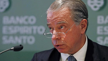 Imagem de Tribunal declara acompanhamento de Ricardo Salgado e limita direitos do ex-banqueiro