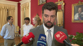 Imagem de Confiança diz que o executivo não faz nada para conter a massificação do turismo (vídeo)