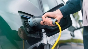 Imagem de Novas matrículas de carros elétricos recuam 6,1% na UE em 2024