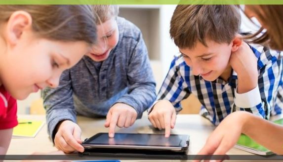 Imagem de Escolas vão poder escolher entre manuais digitais ou em papel