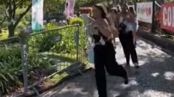 Imagem de Jovens correm para conquistar lugar junto ao palco (vídeo)
