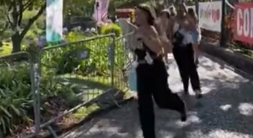 Imagem de Jovens correm para conquistar lugar junto ao palco (vídeo)