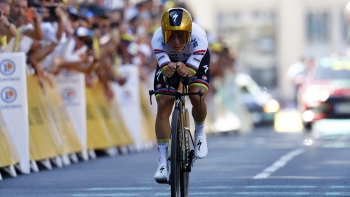 Imagem de Evenepoel vence ‘crono’ e Pogacar assume liderança
