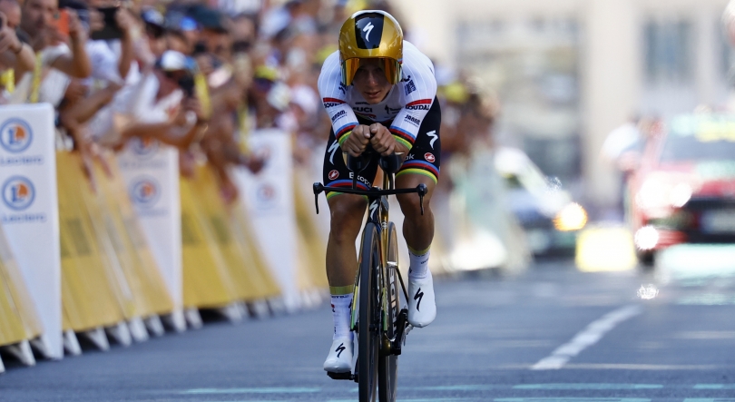 Imagem de Evenepoel vence ‘crono’ e Pogacar assume liderança