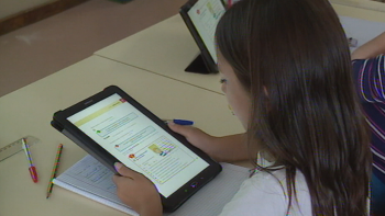 Imagem de Alunos do 12º ano vão usar manuais escolares digitais (vídeo)