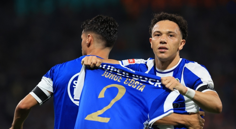 Imagem de Porto arranca época com vitória no Dragão