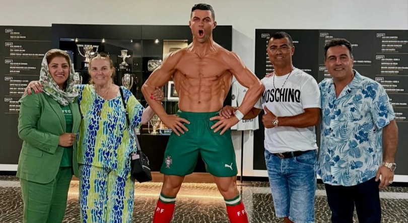 Imagem de Artista iraniano entrega escultura ao Museu de Cristiano Ronaldo