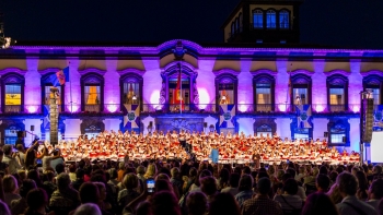 Imagem de Largo encheu para o concerto do coro do Funchal (vídeo)