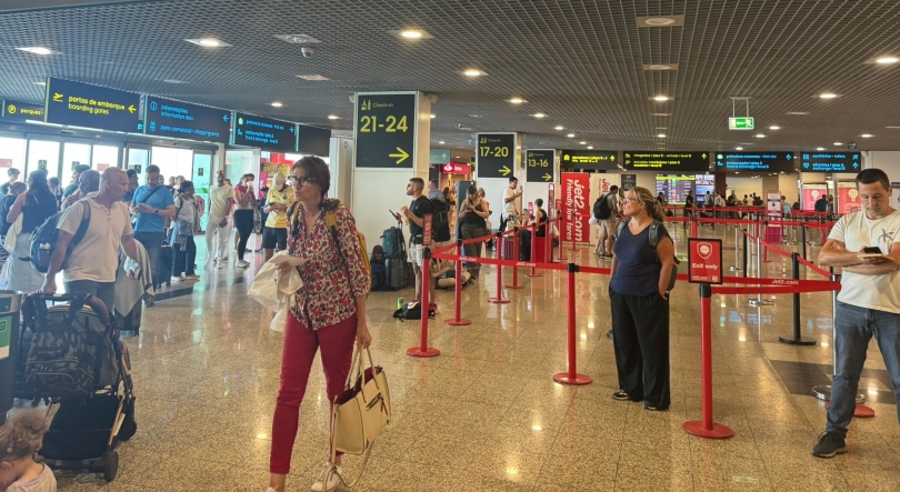 Imagem de Doze voos cancelados, dois mil passageiros em terra