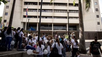 Imagem de Atacadas mulheres em vigília pelos presos políticos na Venezuela