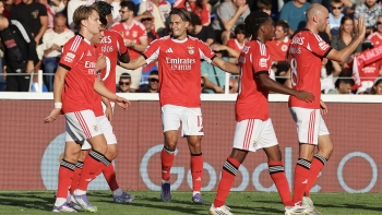 Imagem de Benfica vence em Alverca e iguala Sporting na classificação