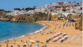 Imagem de Portugueses garantem metade das dormidas