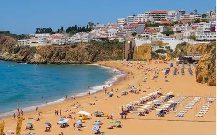 Imagem de Portugueses garantem metade das dormidas