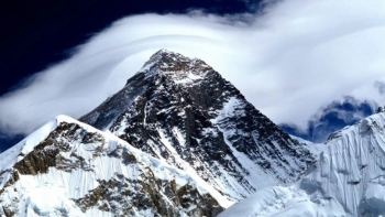 Imagem de Excesso de lixo no Everest leva autoridades do Nepal a usar drones de remoção