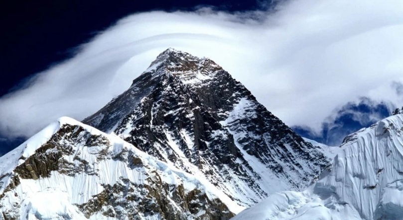 Imagem de Excesso de lixo no Everest leva autoridades do Nepal a usar drones de remoção