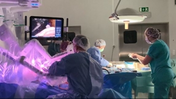 Imagem de Filha doa fígado à mãe em primeiro transplante robótico
