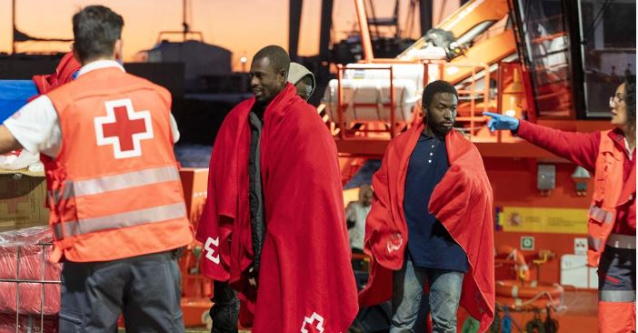 Imagem de Barco insuflável com 62 pessoas resgatado em Canárias