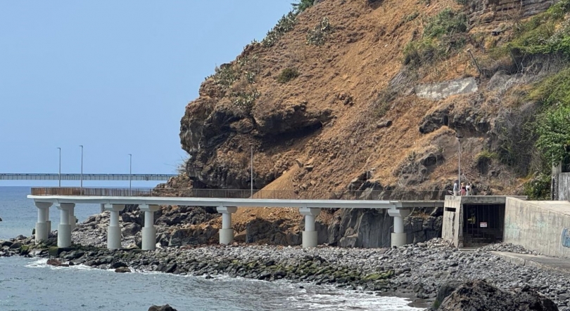 Imagem de Derrocada na praia Formosa leva ao encerramento da promenade