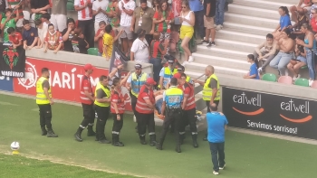 Imagem de Festa do golo leva a queda aparatosa nos Barreiros