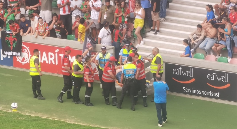 Imagem de Festa do golo leva a queda aparatosa nos Barreiros