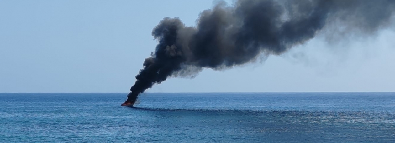 Imagem de Barco incendeia-se na Madalena do Mar (vídeo)