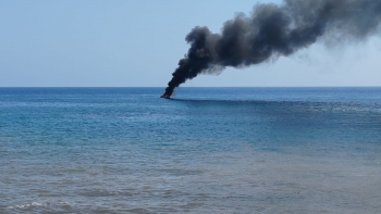 Imagem de Barco incendeia-se na Madalena do Mar (vídeo)