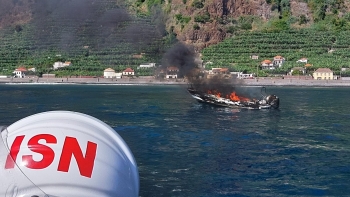 Imagem de Família dos Países Baixos sai ilesa de incêndio no barco (vídeo)