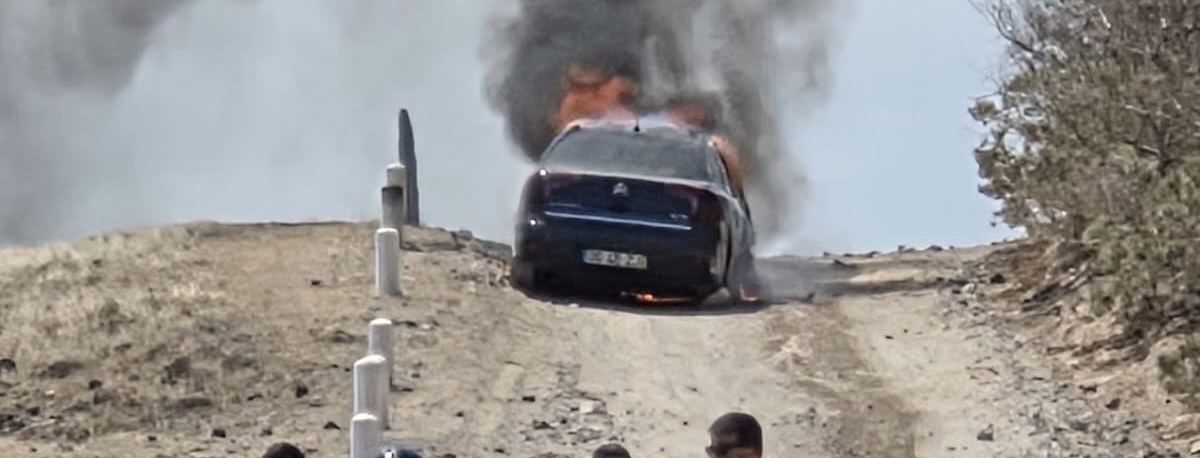 Imagem de Incêndio num carro no Porto Santo mobiliza bombeiros