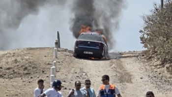 Imagem de Incêndio num carro no Porto Santo mobiliza bombeiros