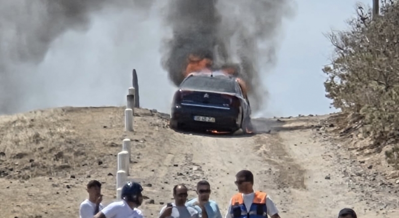 Imagem de Incêndio num carro no Porto Santo mobiliza bombeiros
